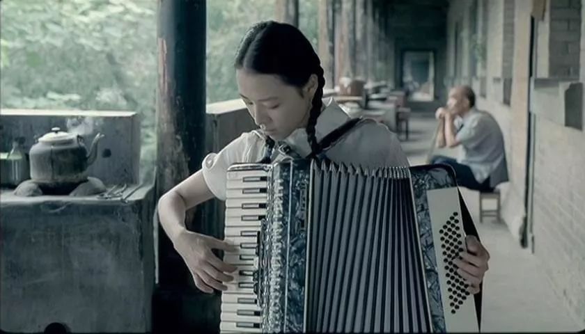 地位与张艺谋不相上下,他第一次做导演,扯掉了理想主义的遮羞布