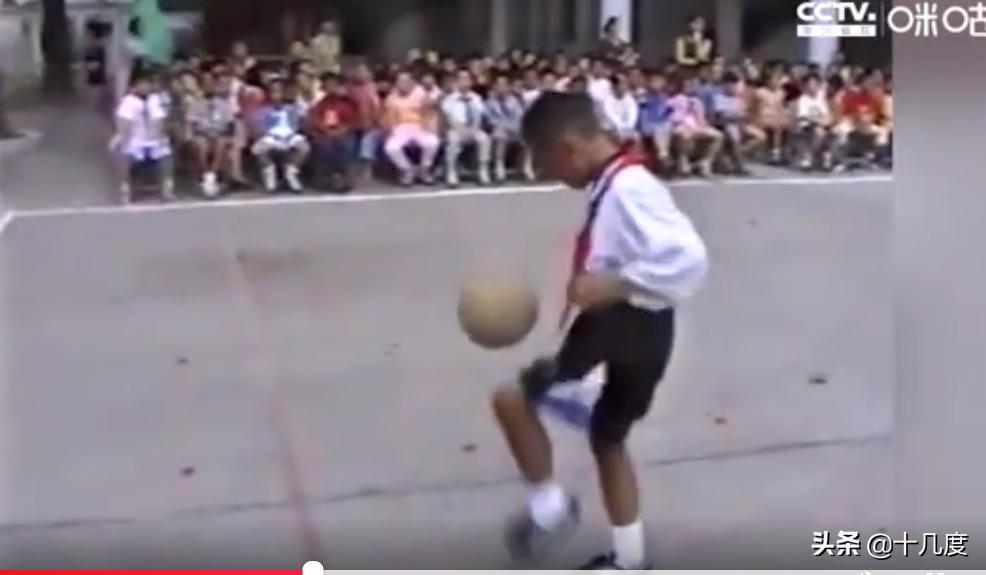 武磊六一儿童节送祝福、并展示10岁时的高超球技