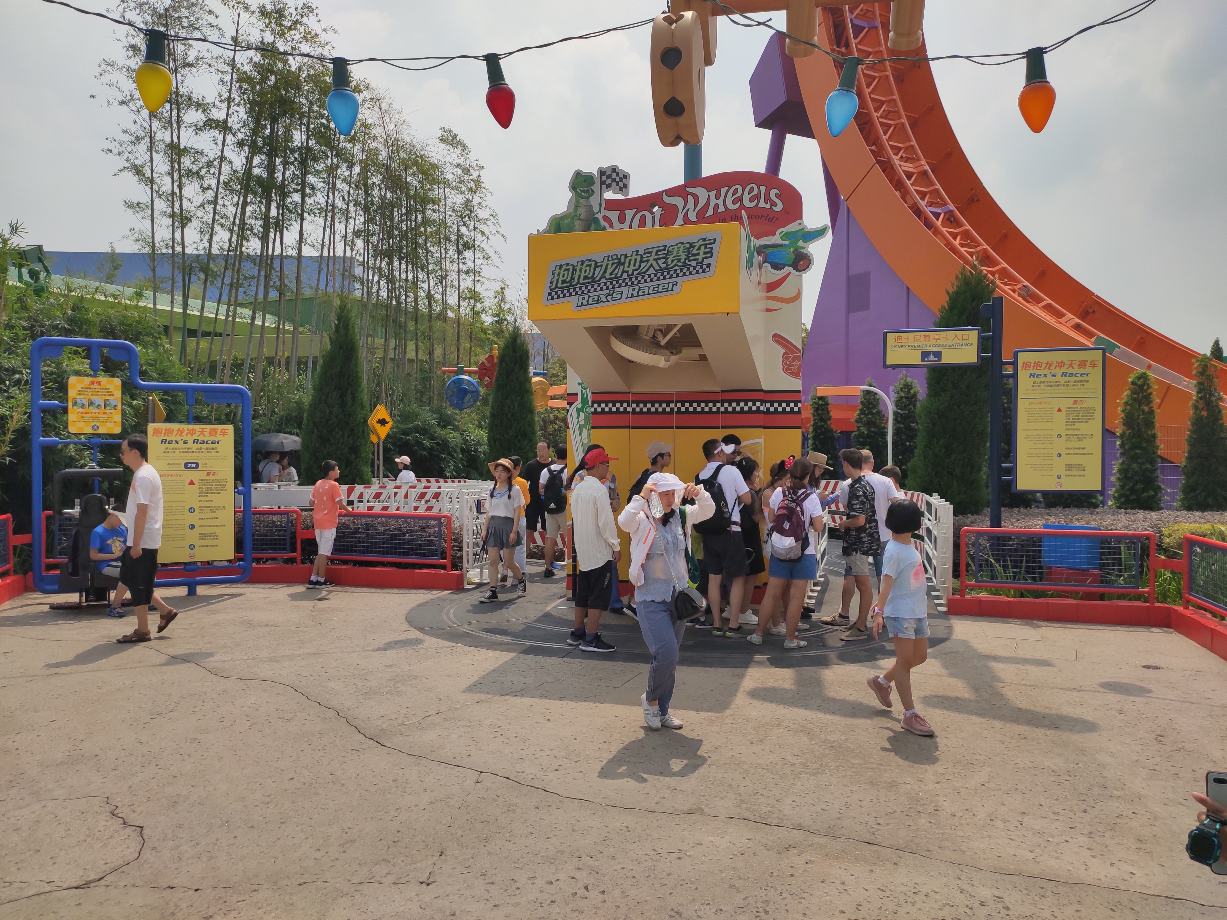 上海迪士尼一大一小旅游攻略,上海迪士尼吃住攻略讲解