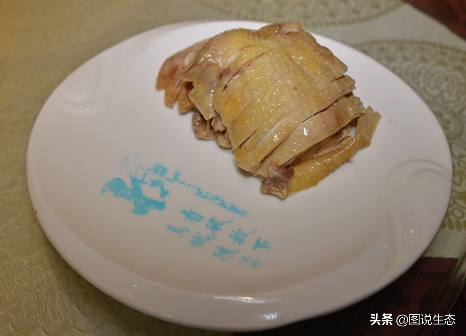 华灯初上，开封香飘夜空，叫卖声、欢笑声构成夜市版的清明上河图