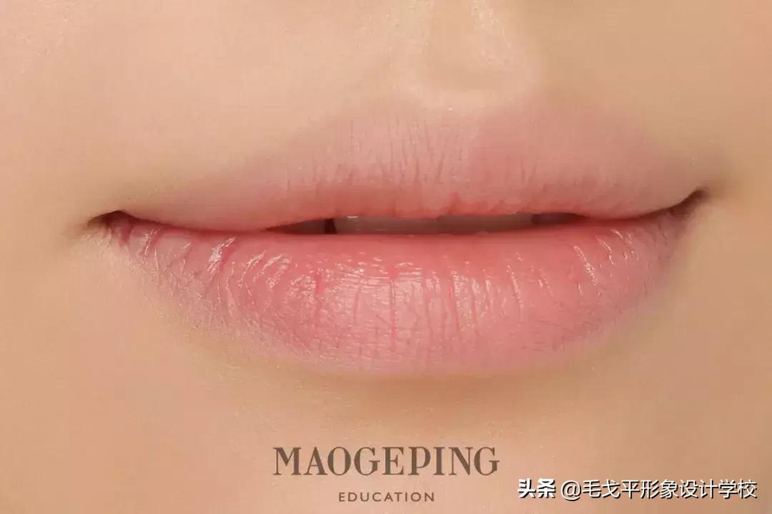 正确的涂口红方式你学会了吗 (这才是涂口红的正确打开方式)