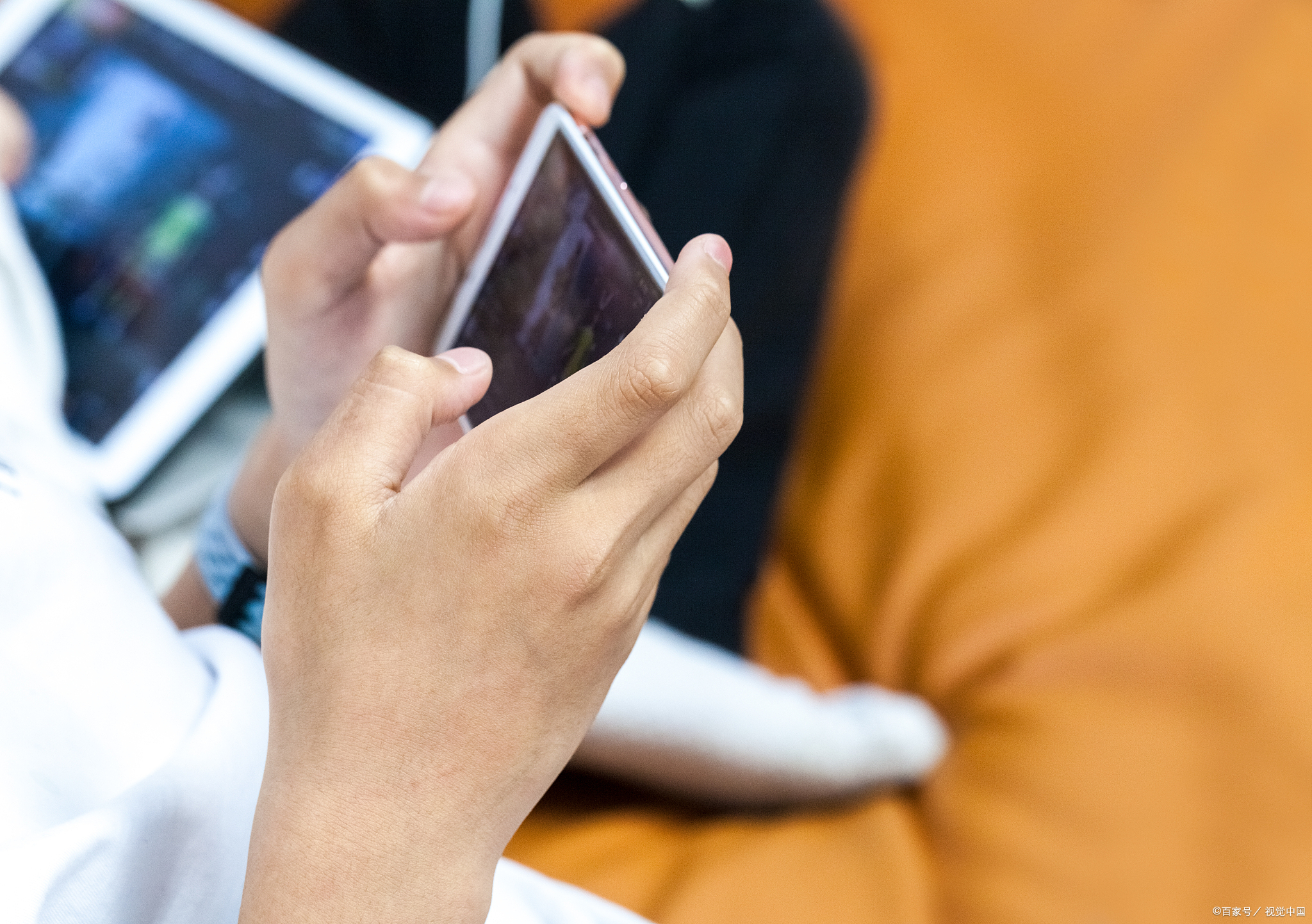 孩子偷偷玩游戏如何限制,不让孩子接触游戏