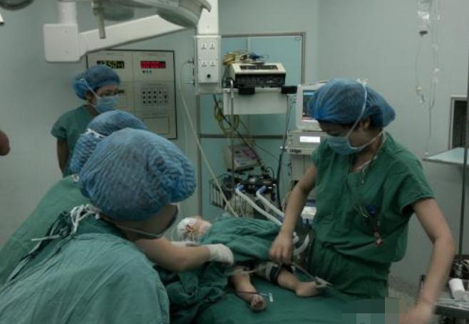 孩子摔下床哭了一声就自己爬起来,孩子从床上摔下来哭了有事吗