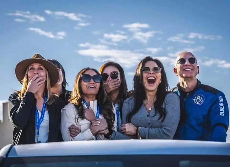 贝佐斯女友当街亲他一脸口红，浑身巨钻，富婆气息，转正的节奏？