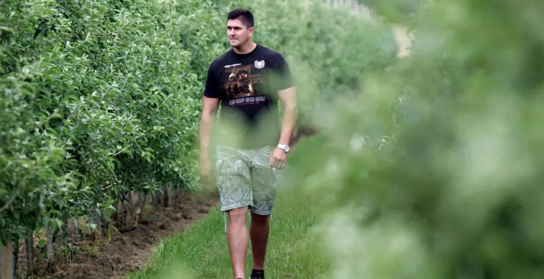 达科米利西奇隔扣安东尼,被安东尼过掉的后卫成为英超笑话