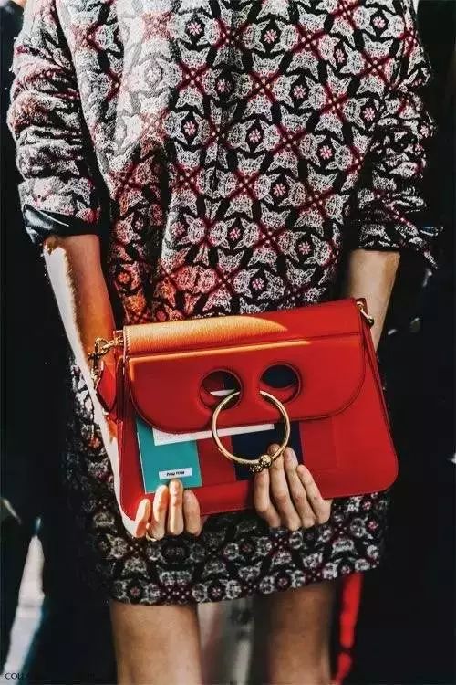 女人一定要有个好包吗,为什么女人只需要一个拥抱