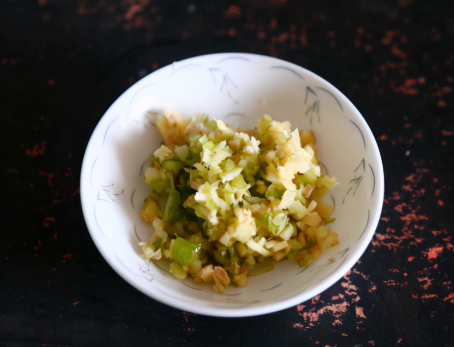 凉拌皮蛋教程皮蛋这样拌味道极好,商用皮蛋凉拌调料