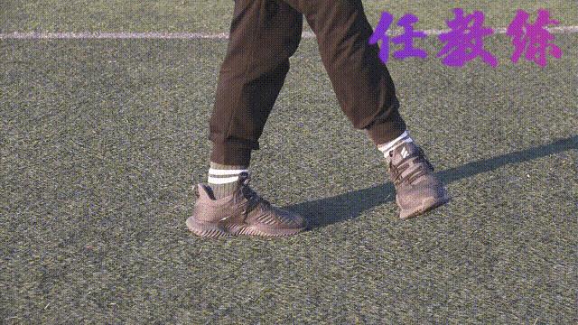 足球绕杆中考标准动作视频示范,中考体育足球绕杆技巧及训练方法