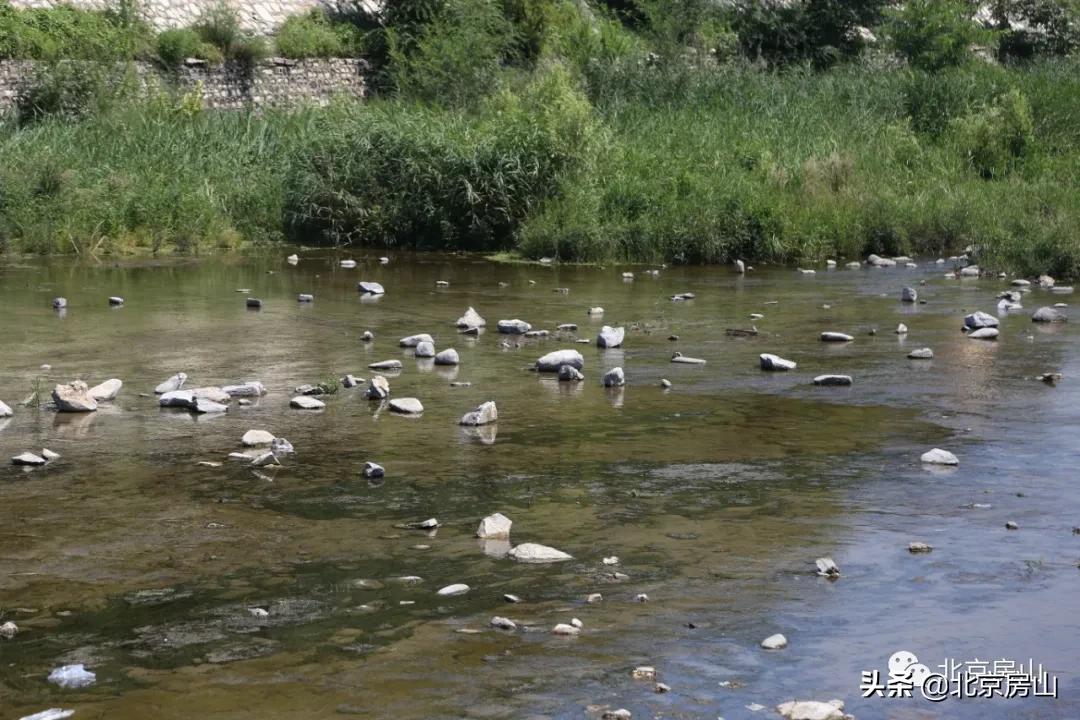 废弃的矿山正在改造成为一座公园,废弃矿坑改造成美丽公园