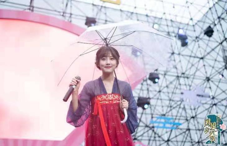 跨次元破圈派对超燃来袭，李艺彤惊喜现身欢乐谷