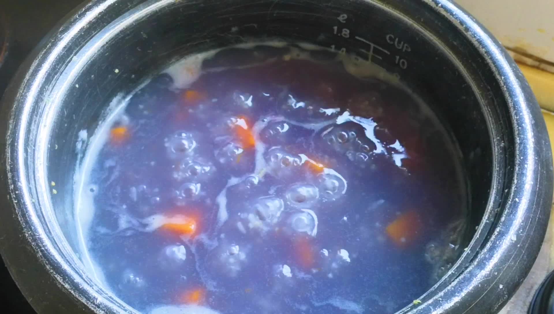 奶香又好喝的南瓜粥,紫薯南瓜粥制作