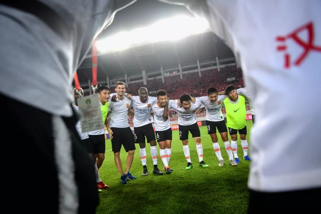 众志成城抗击疫情视频,广州恒大淘宝客场挑战武汉卓尔