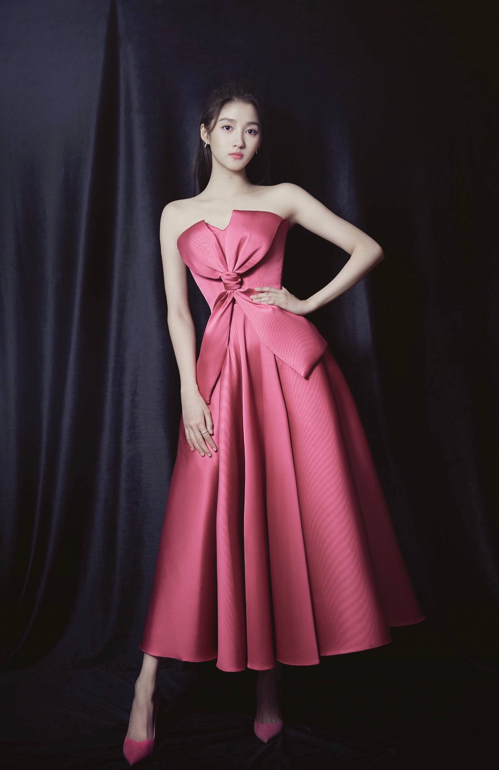 虞书欣穿粉色露脐装配百褶裙,虞书欣穿蓝色蝴蝶结抹胸裙去哪里