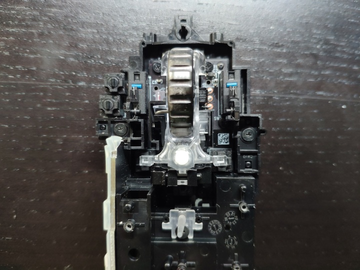 罗技g304鼠标如何拆卸侧键,罗技g604鼠标后盖怎么打开