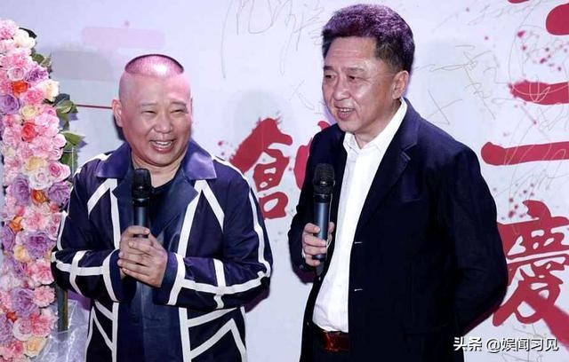 也太豪爽！知名导演妻子一大早吃油条配大蒜，据说是听于谦推荐的