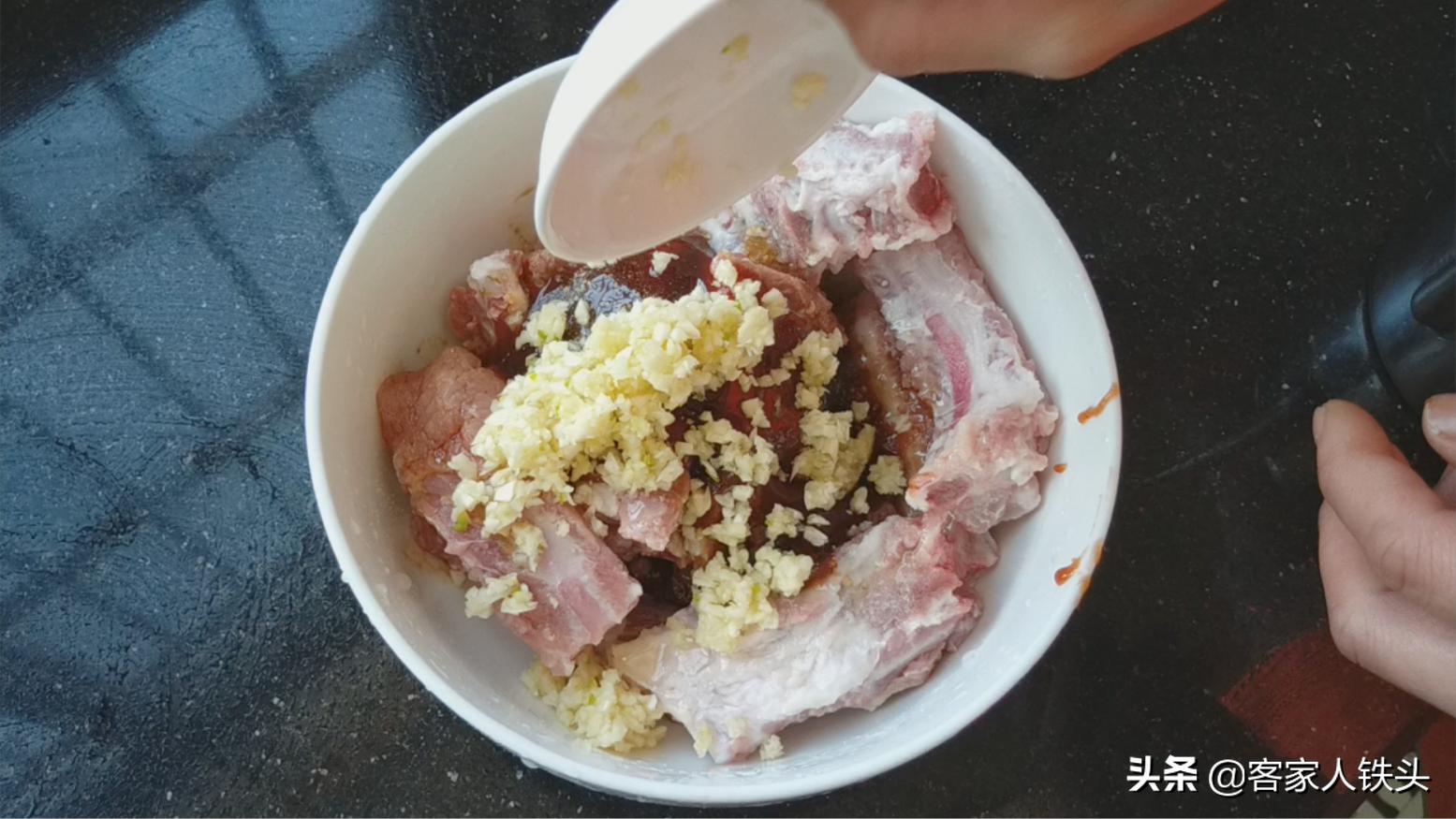 这才是蒜香排骨最好吃的做法,这才是排骨最过瘾吃法