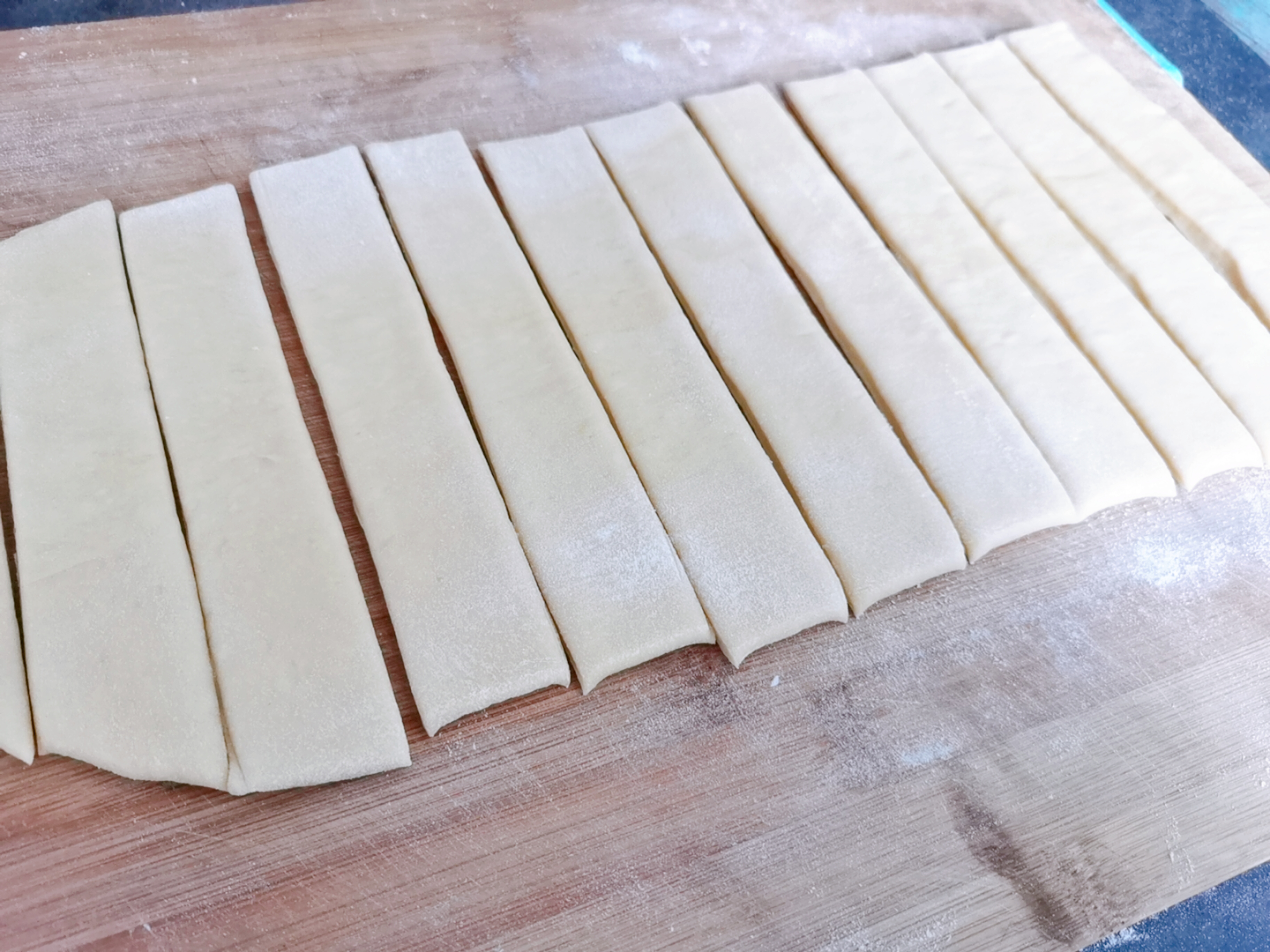 油条怎么炸才蓬松不需泡打粉,油条专用面粉炸油条的方法