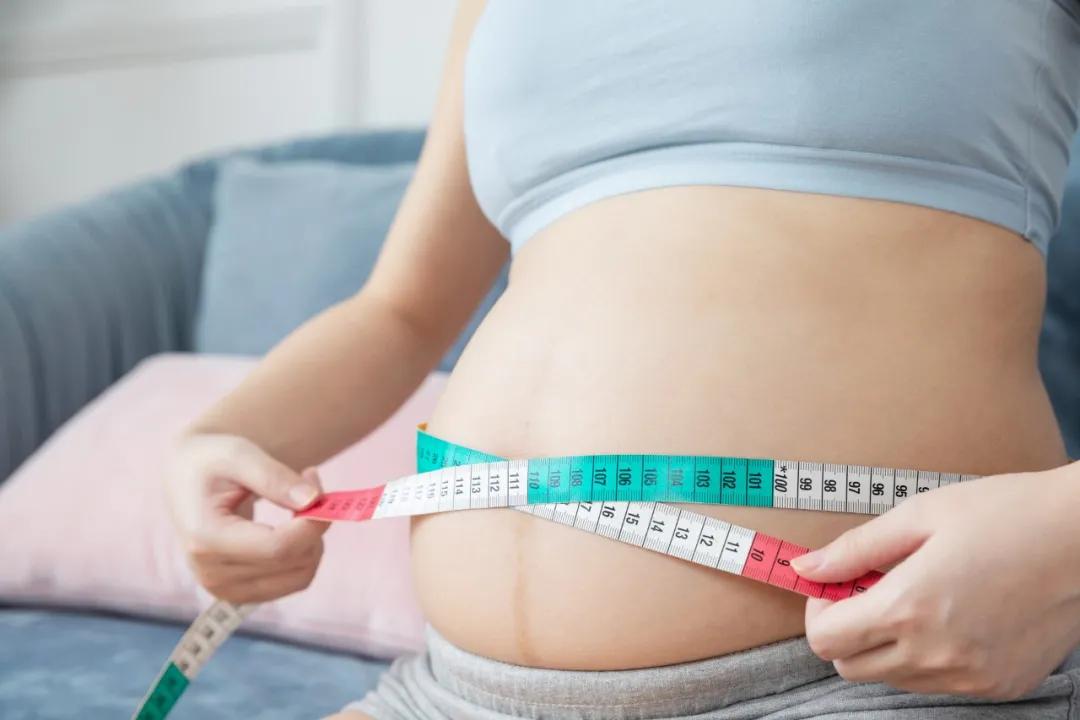 孕期肚皮发紧发硬右侧有点疼,孕期肚皮发紧是因为瘦吗