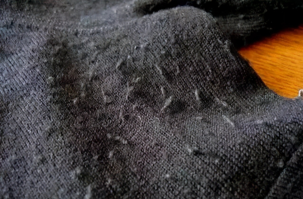 我买的羊绒衫会起球是不是假的？