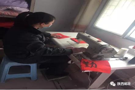 映日荷花别样红,映日牡丹别样红