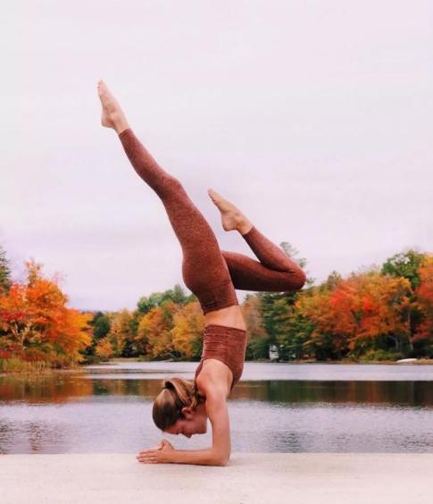 练倒立用倒立架好还是自然倒立好,冲肩倒立和顶肩倒立和沉肩倒立