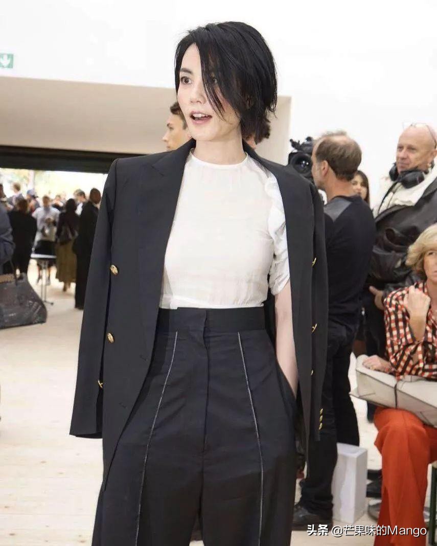 今年秋冬流行穿西装太时髦了,严肃刻板的西装如何穿才能更时髦