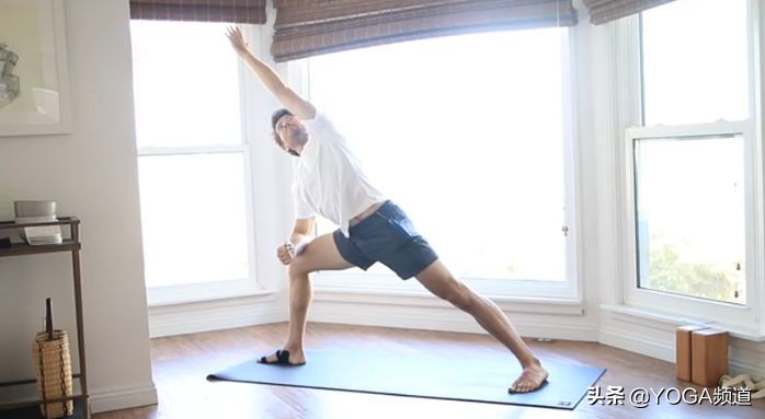 “公狗腰”out了，现在流行的是“鲨鱼线”▷每日一练