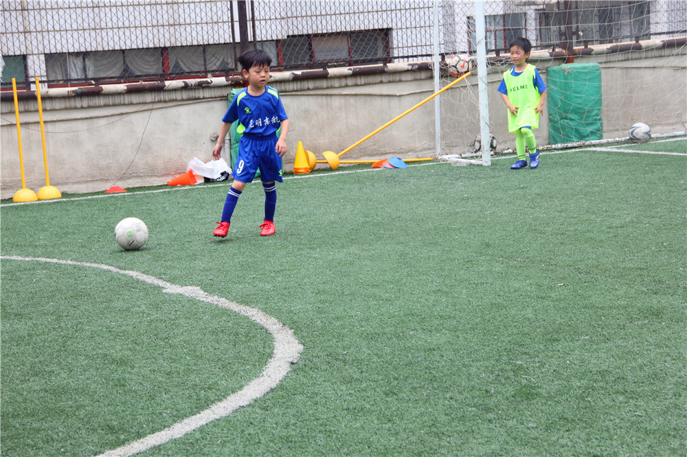昆明少儿足球训练日志：抬头观察的习惯如何养成