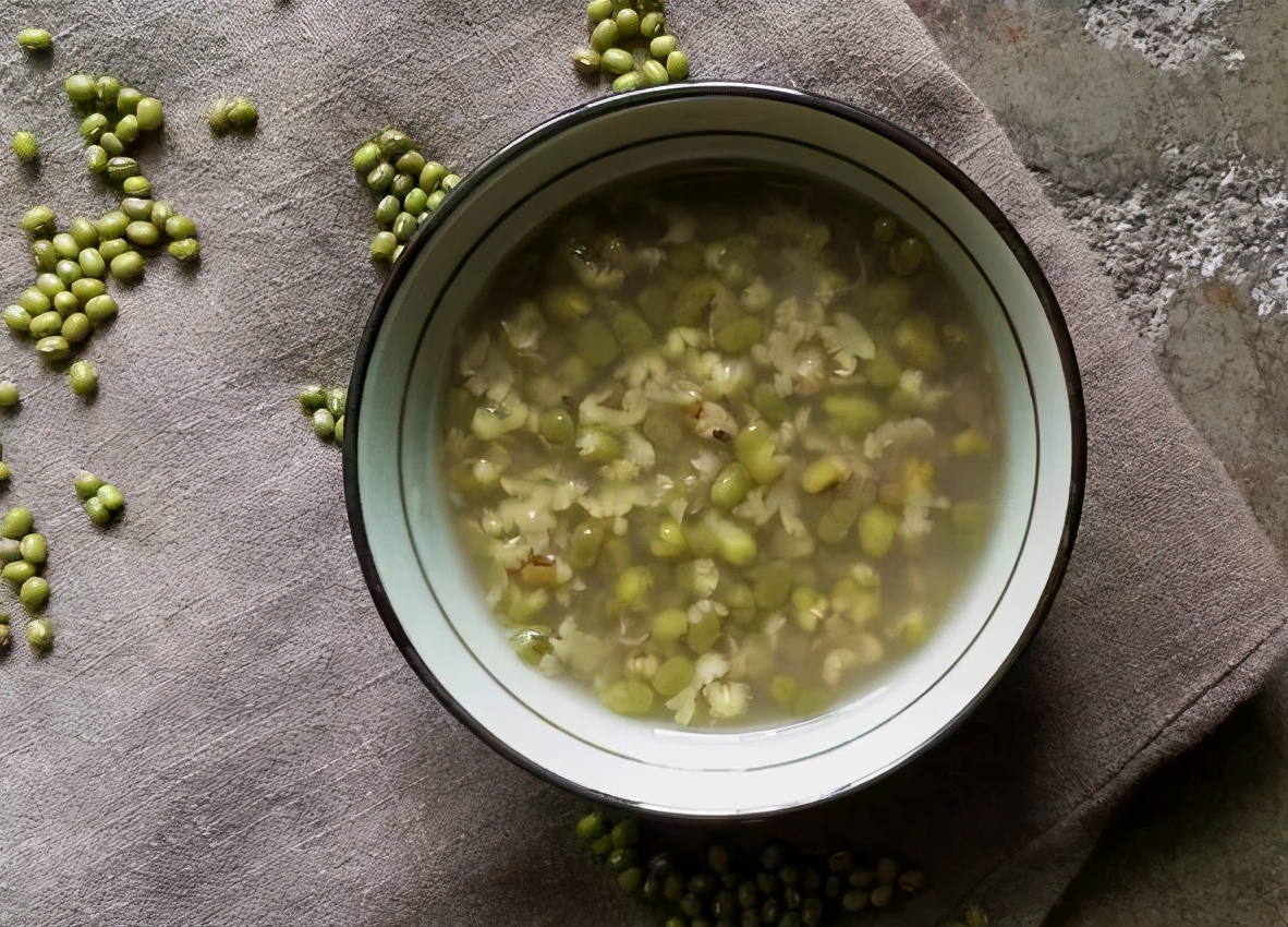煮绿豆汤怎么不溢,煮绿豆汤怎么防止变红