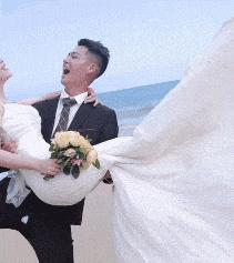 贾玲在沙发上翘二郎腿搞笑图片,贾玲跷二郎腿动图下载