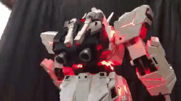 这*独台**角兽高达虽然没有台场的大，但不仅能发光，还能自动变形