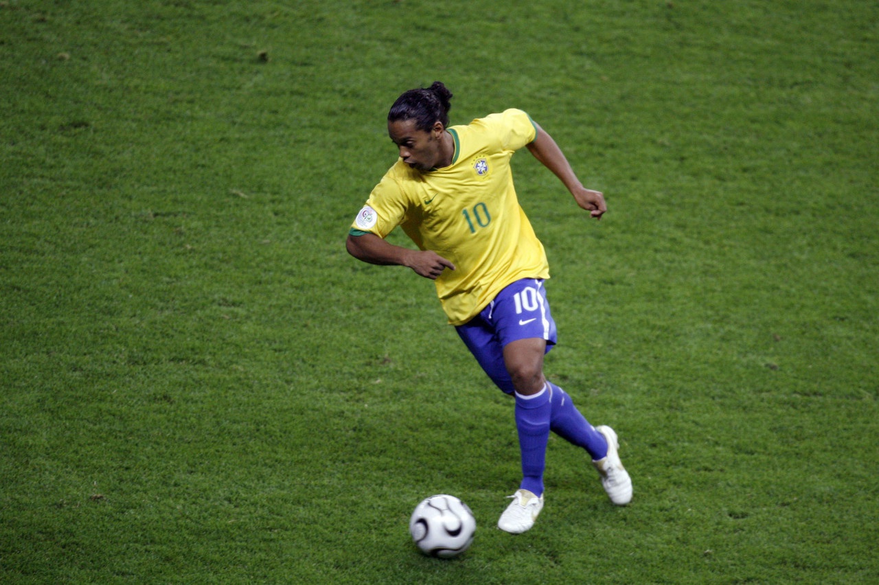 小罗在ac米兰为什么穿80号球衣,巴西国家队小罗球衣