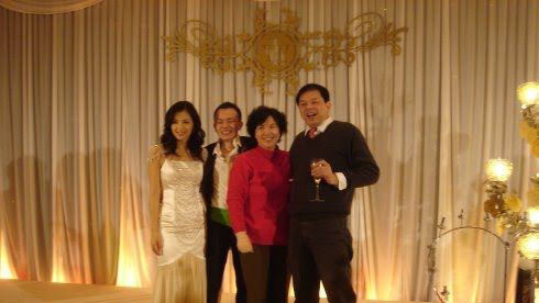 王珂做生意疑亏12亿，再加上父亲去世，刘涛深夜发博引人心疼