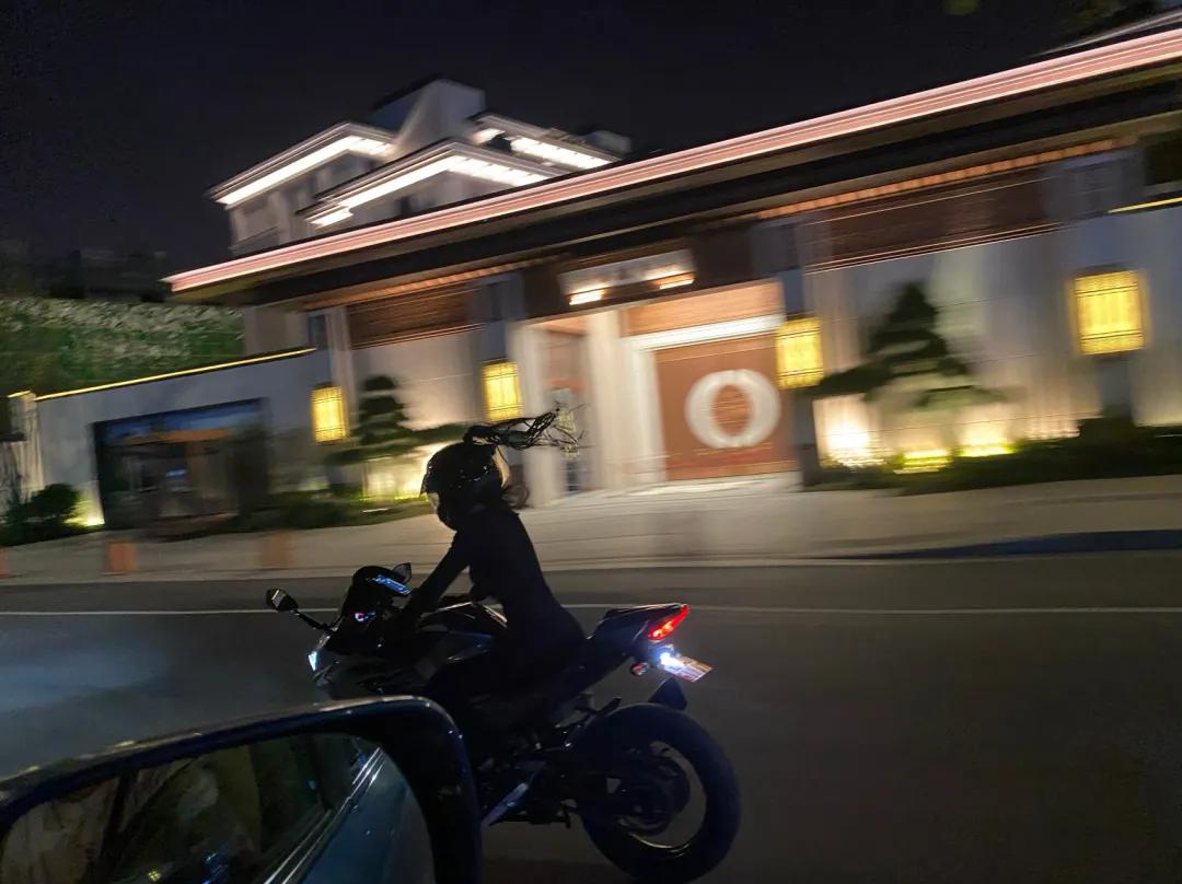 小姐姐骑川崎ninja650,小姐姐骑川崎ninja400摩托车