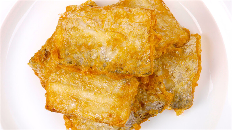 炸鱼只放面粉或淀粉都错了,炸鱼是放淀粉好还是面粉好