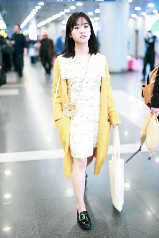 现在的斜挎帆布包还流行吗,还在背水桶包吗