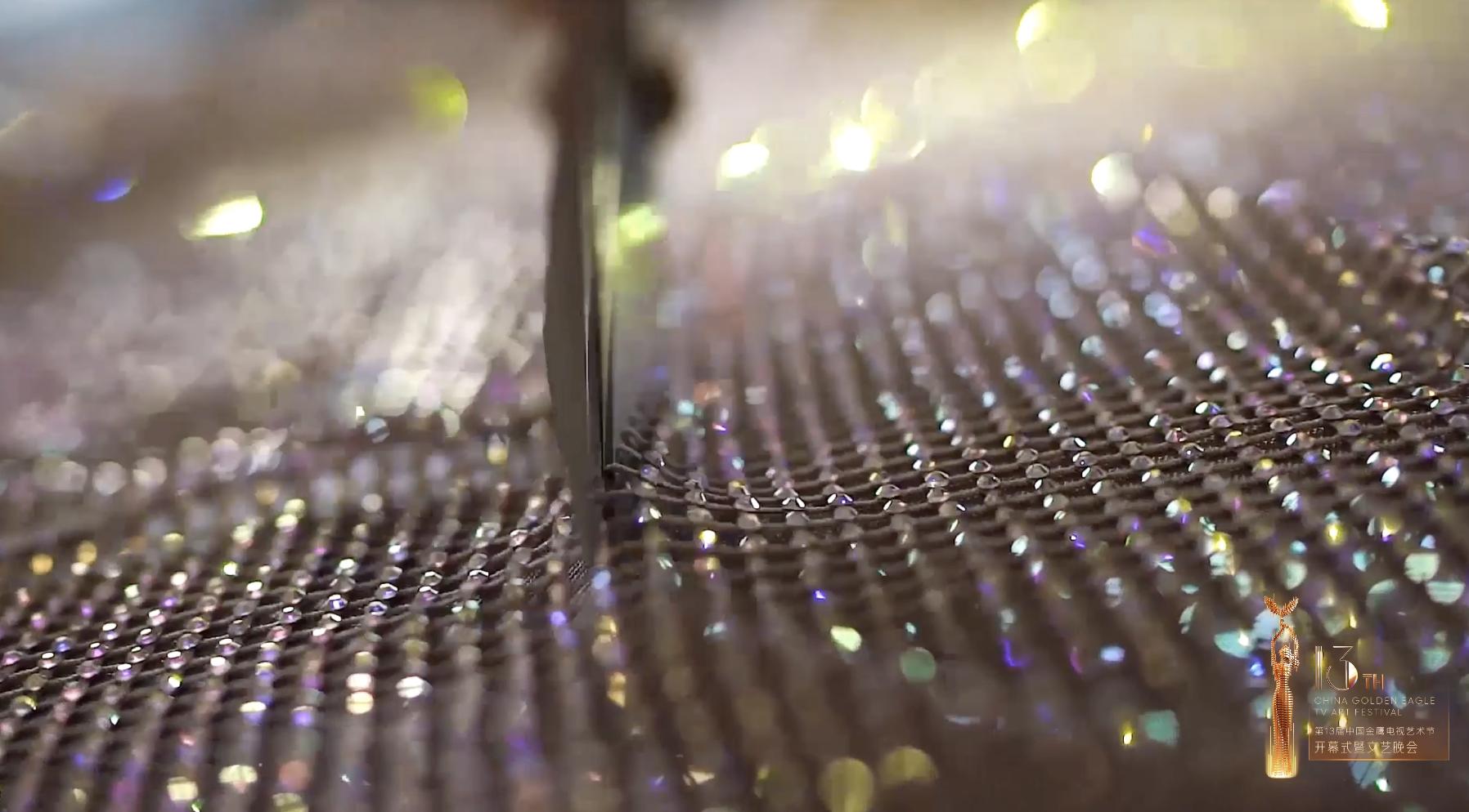 它叫金光羽衣！幕后团队揭秘：金鹰女神史上第一件会发光的战袍？