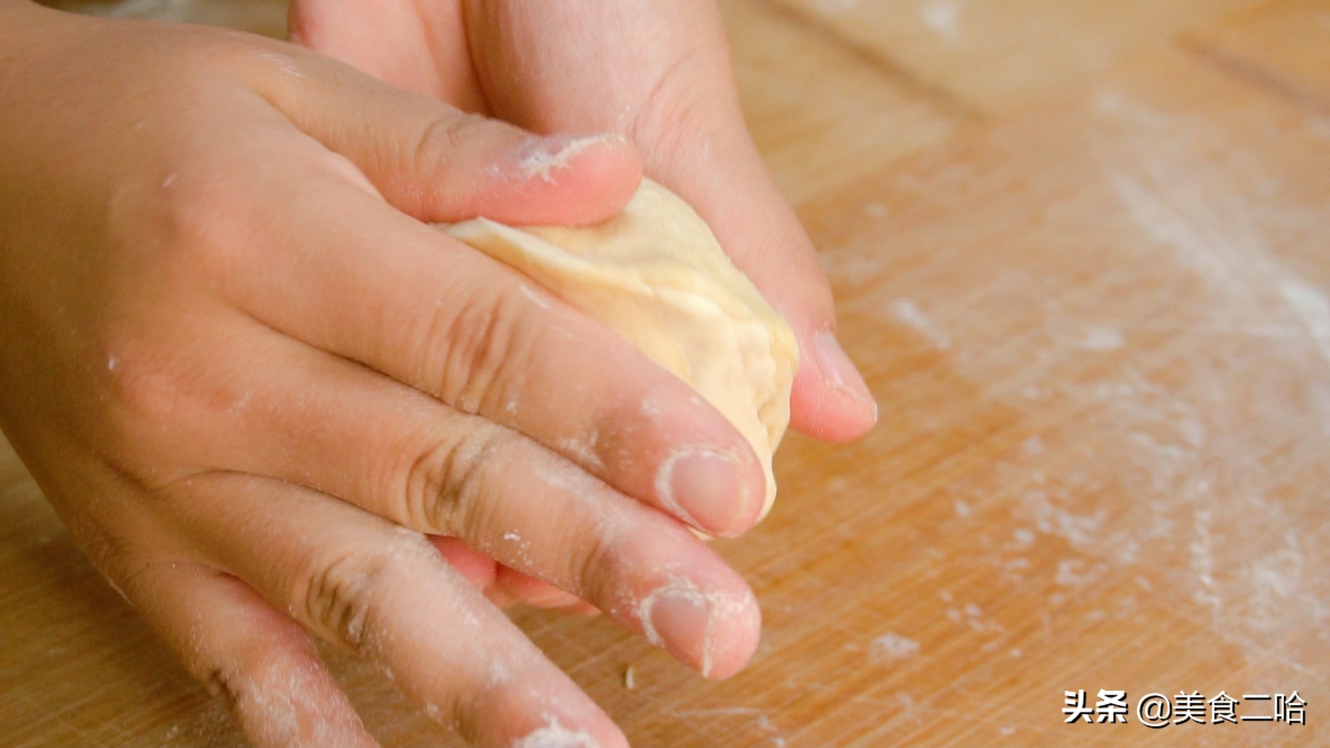 面点师饼皮酥脆的和面方法,面点师教你做油炸饼的视频教程