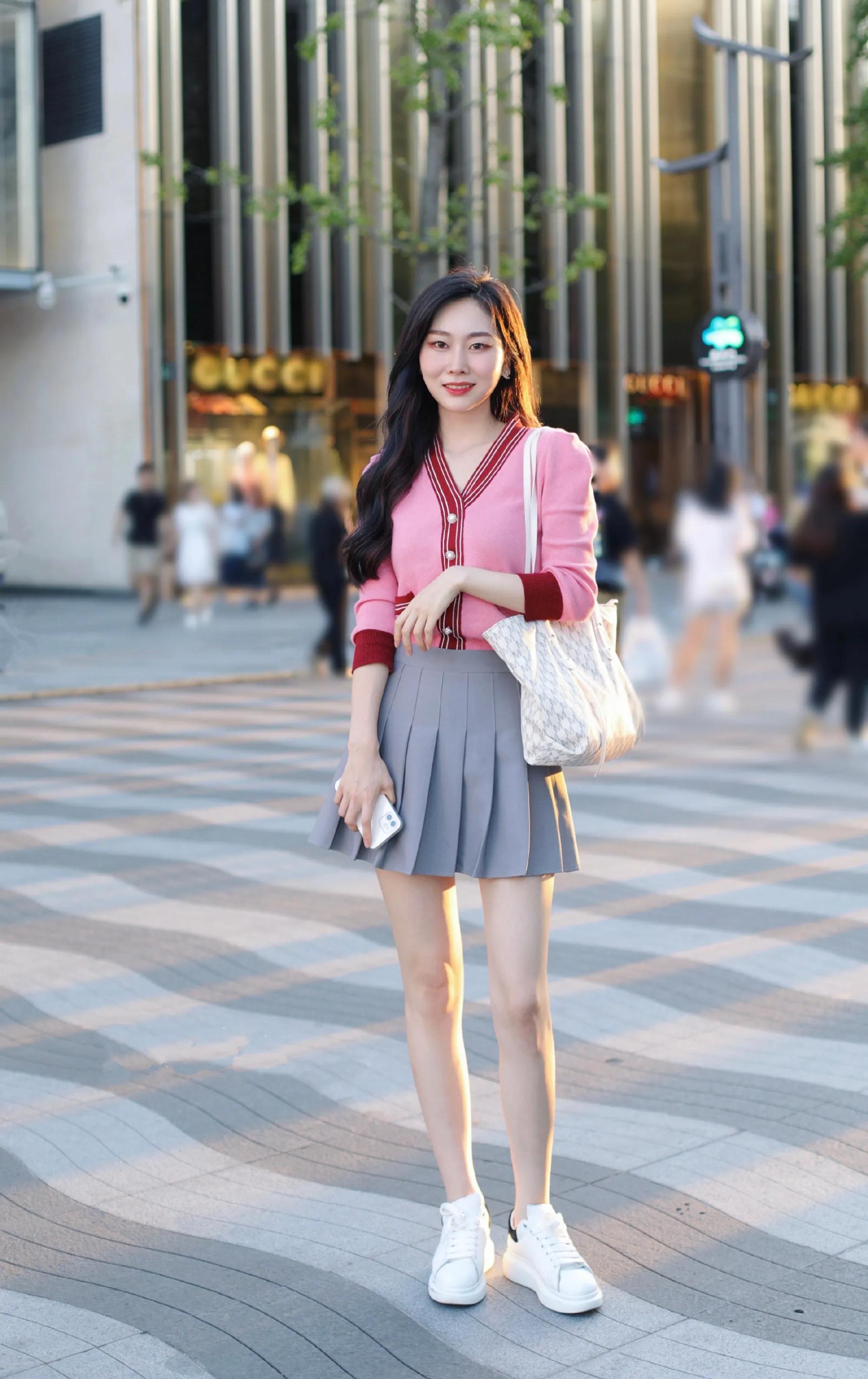 看街拍识包包：实用又潮范的轻奢MK穿搭示范