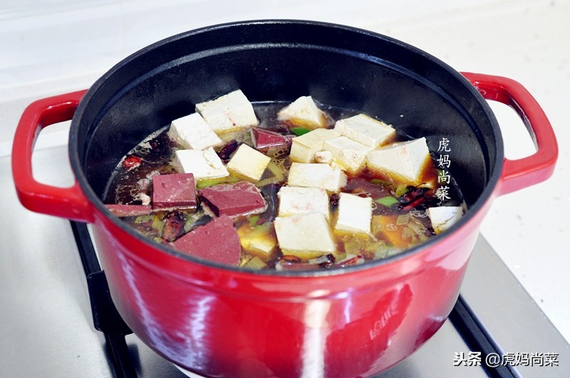 天冷了来一道番茄炖豆腐汤汁浓,冬天炖豆腐的家常做法