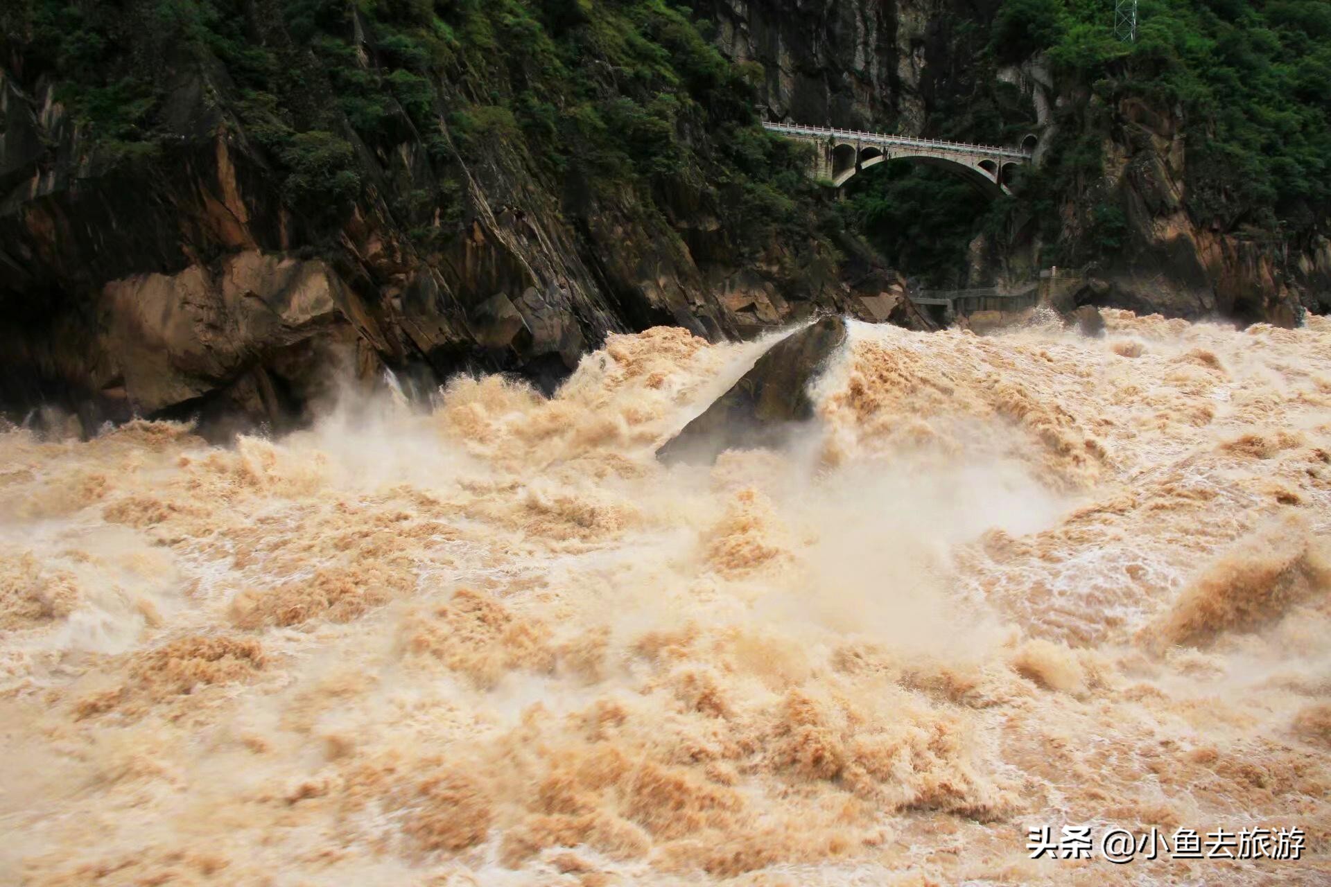 带你看虎跳峡的惊涛骇浪,去虎跳峡看惊涛骇浪