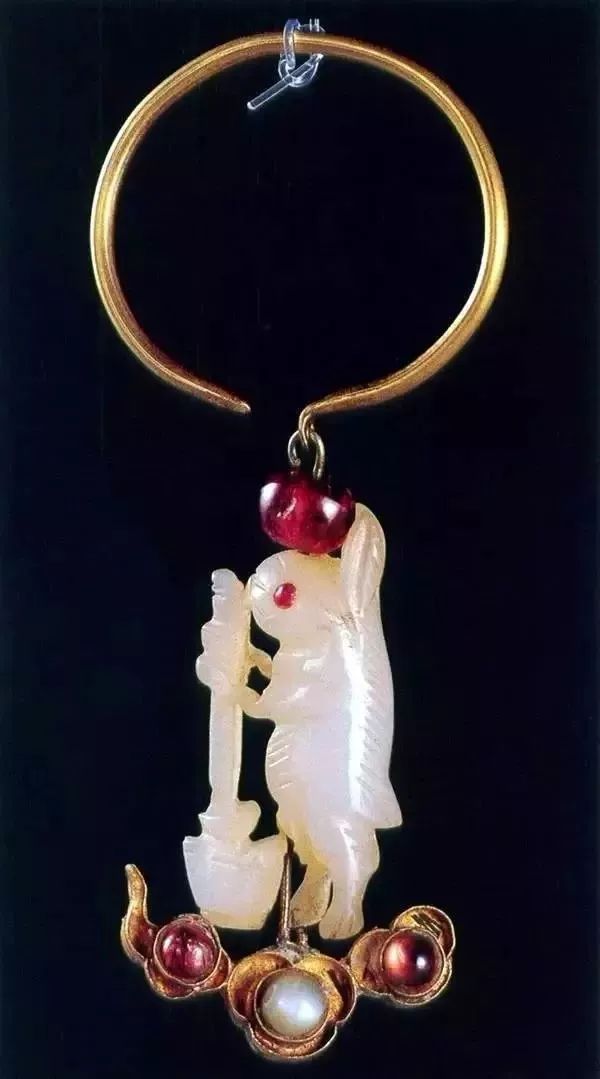 单边耳饰的戴法,耳挂流苏耳饰正确戴法