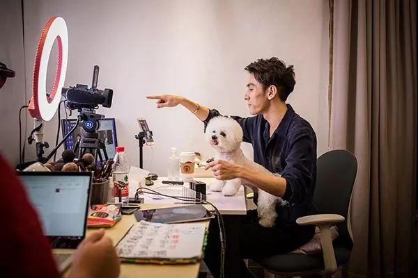 李佳琦拼多多视频,李佳琦和拼多多谁的价格低