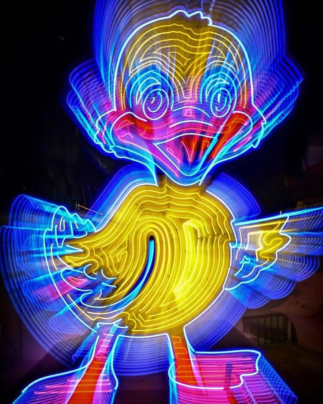 你看这把吉他辣么大，快把它拍下来