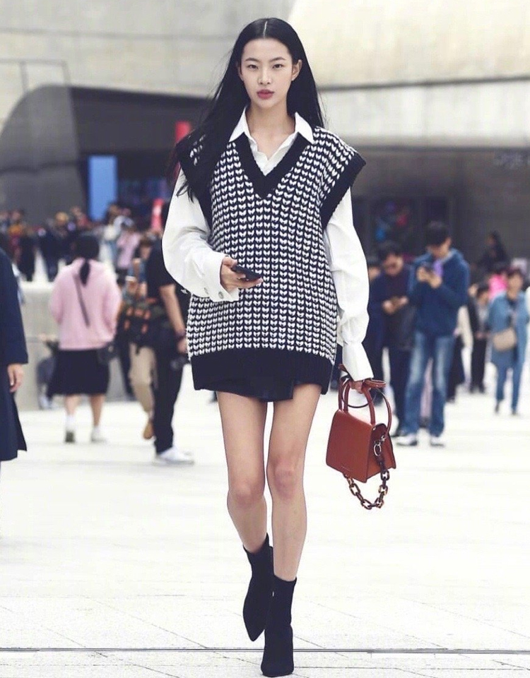 街拍奇装异服完整版,韩国人极简的穿搭风格