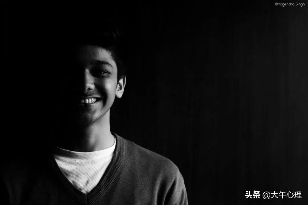 脸部的表情，由17对肌肉控制