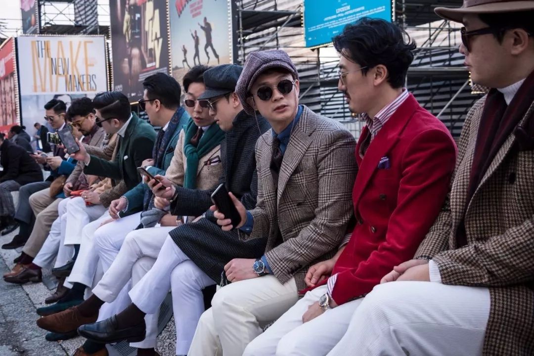 米白色裤子搭配什么颜色上衣,白色裤子怎么穿得干净