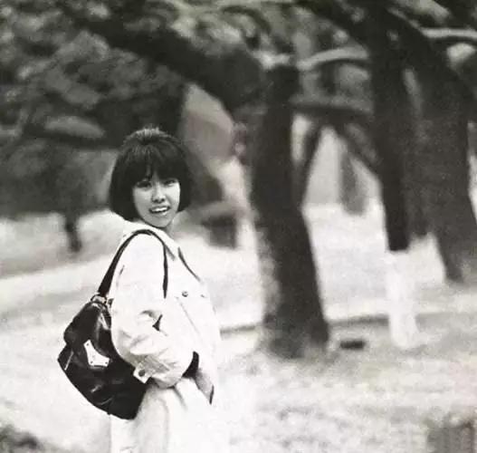 三毛：她走遍万水千山，却用一双*袜丝**自缢身亡