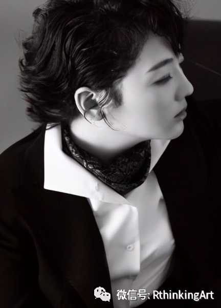 什么？荣思内有练习生在跳舞