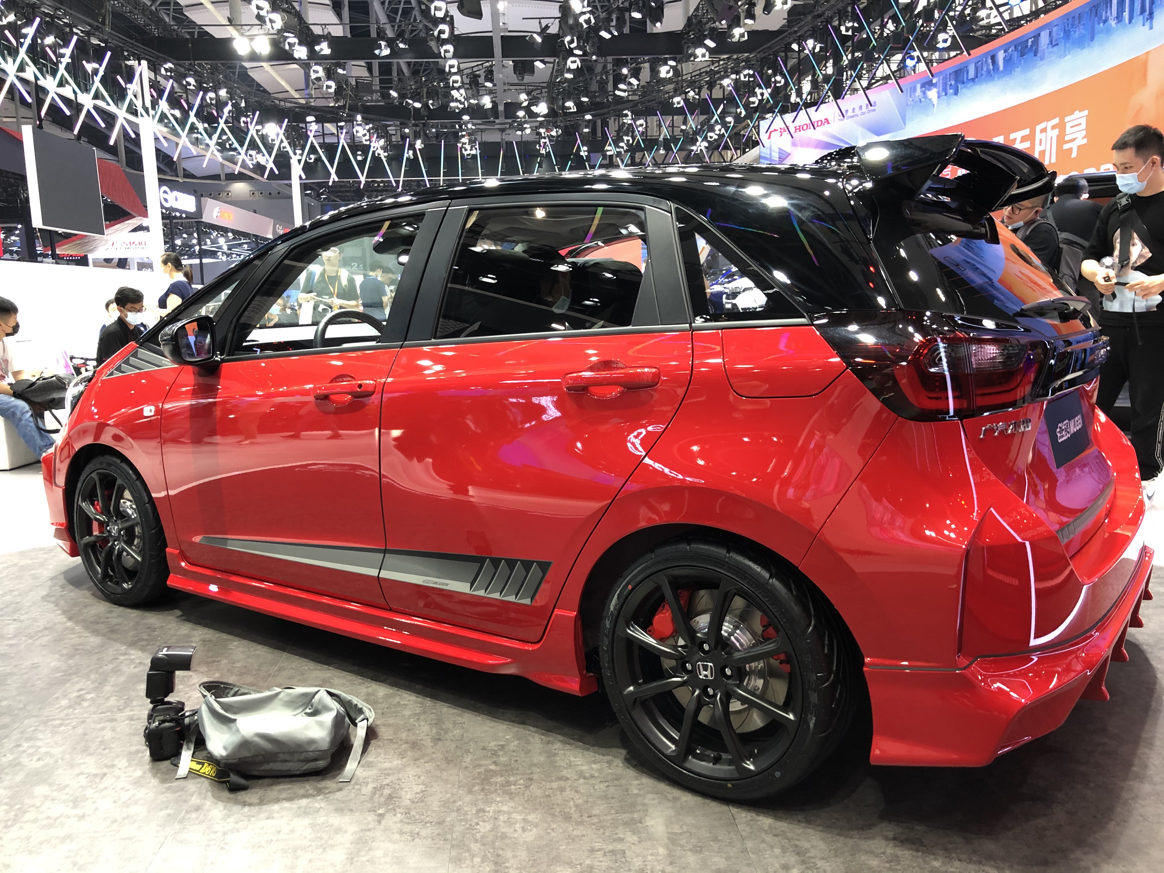 無限版飞度、好猫“如虎”，广州车展新车展台上的改装车也精彩